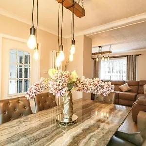 Guest house Cozy 3 Bedroom House Near Ari And Centre, Ab16, Wifi, Parking, Netflix, Pet - Friendly
